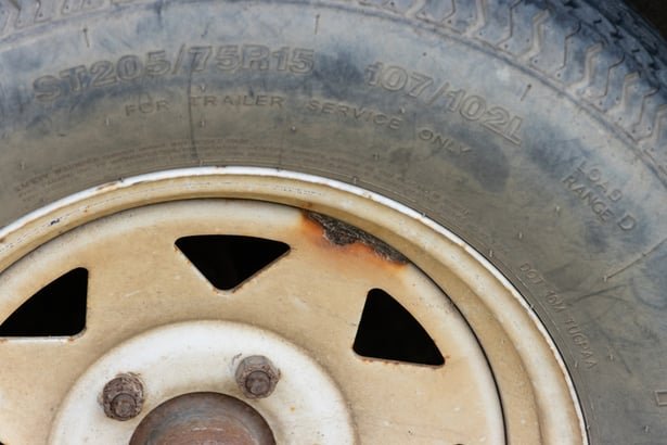 Photo of trailer tire rim defect with timestamp in app